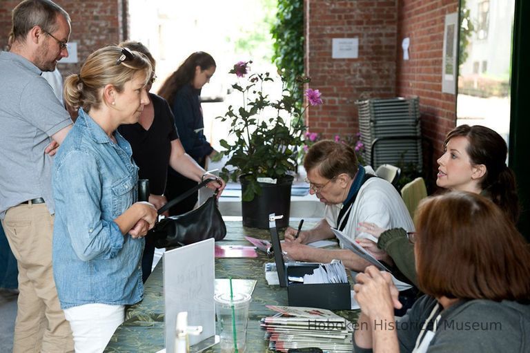 01 2011 Garden Tour: registration in Museum walkway