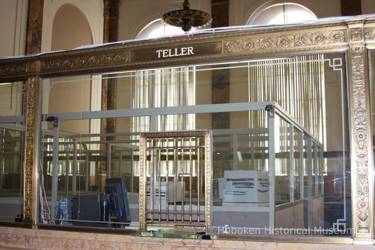 020 Teller window / cage