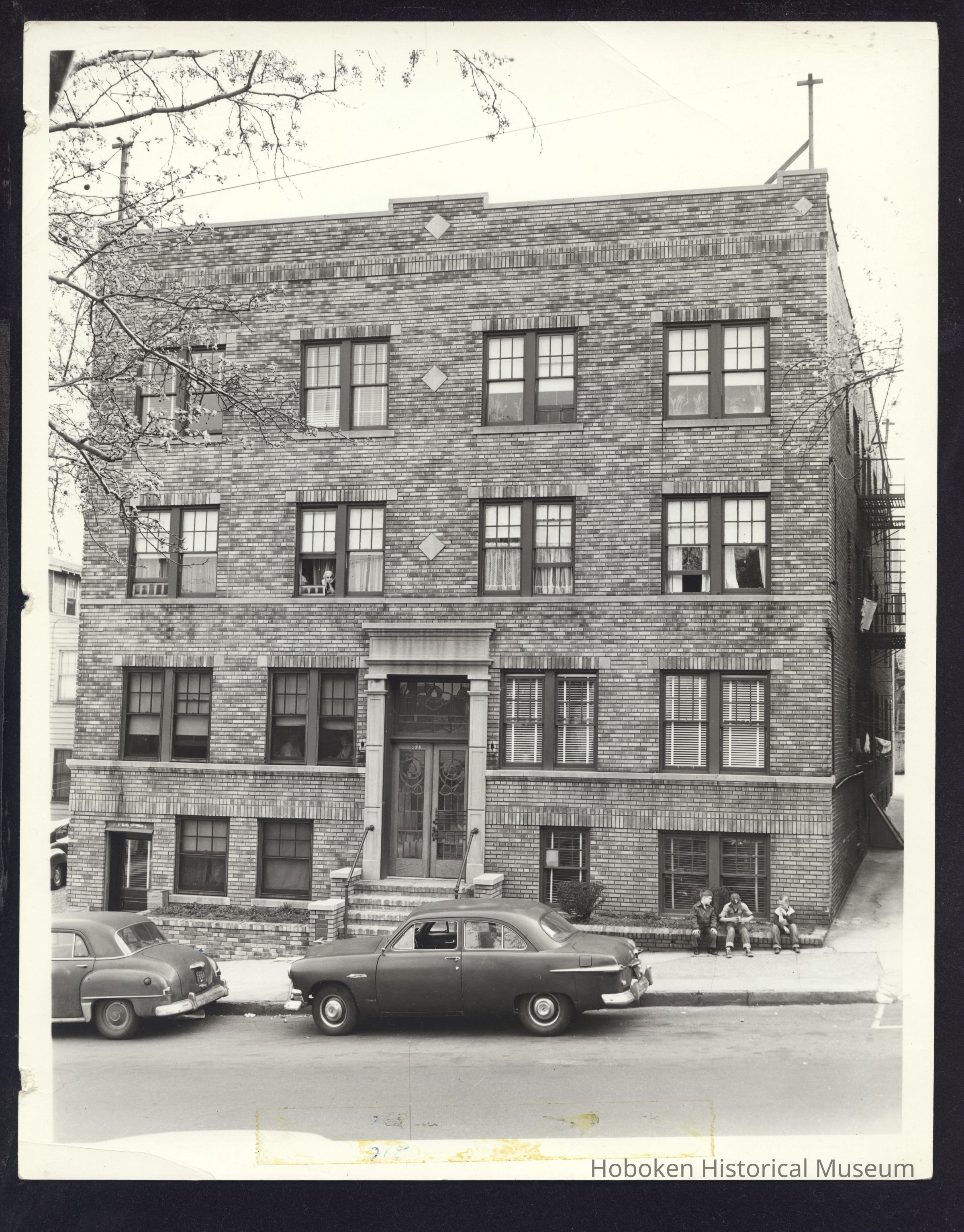 B&W photo of apartment building at 268 Hawthorne Avenue, Newark. picture number 1