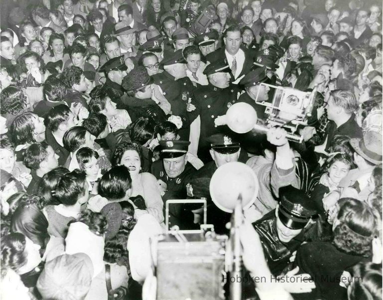 Sinatra in crowd at City Hall, 1947