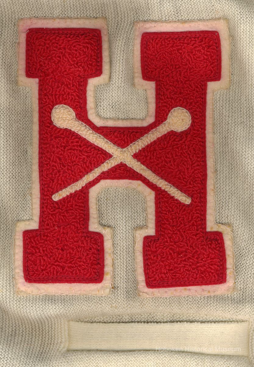 detail applique letter