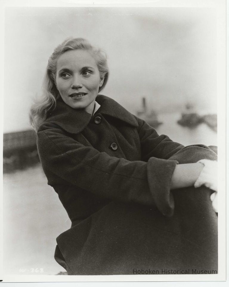 B+W publicity photo of Eva Marie Saint as Edie Doyle in film 