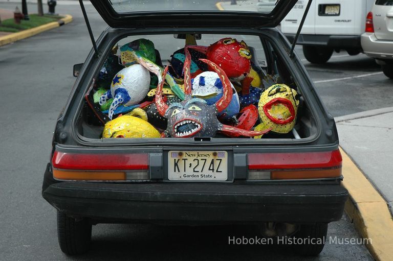 0002 Foster car with masks