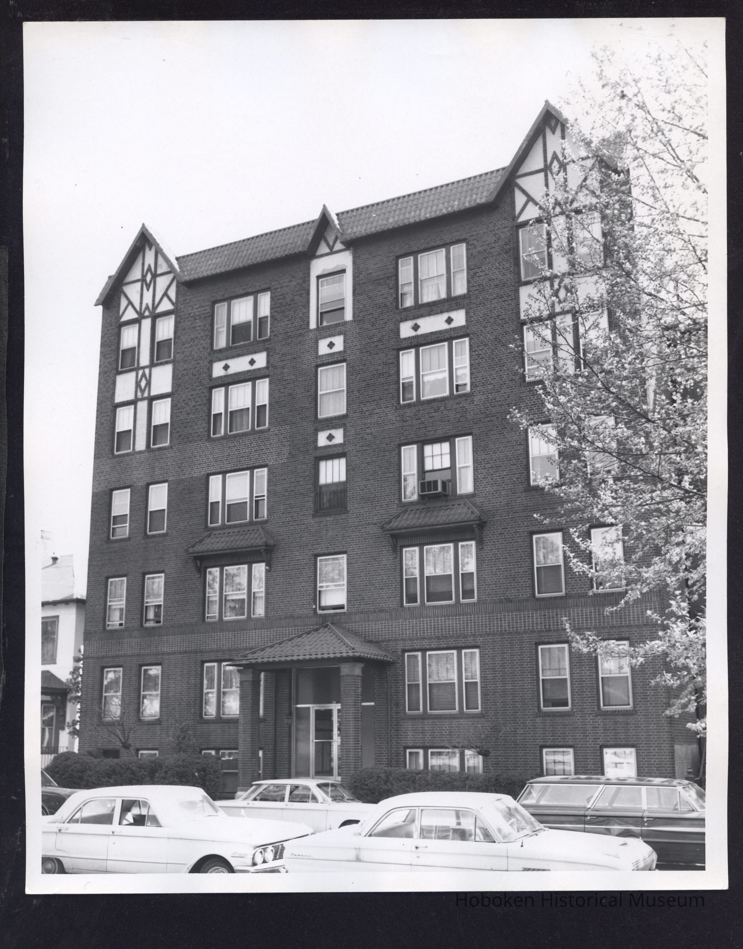 B&W photo of apartment building at 29 Bentley Avenue, Jersey City. picture number 1