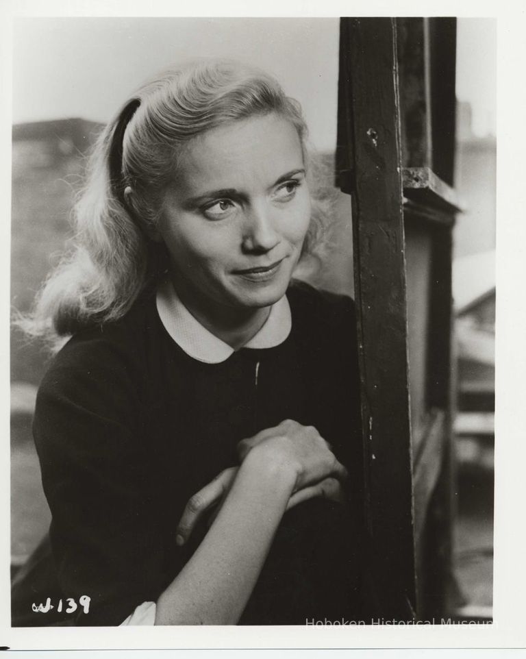 B+W publicity photo of Eva Marie Saint as Edie Doyle in film 