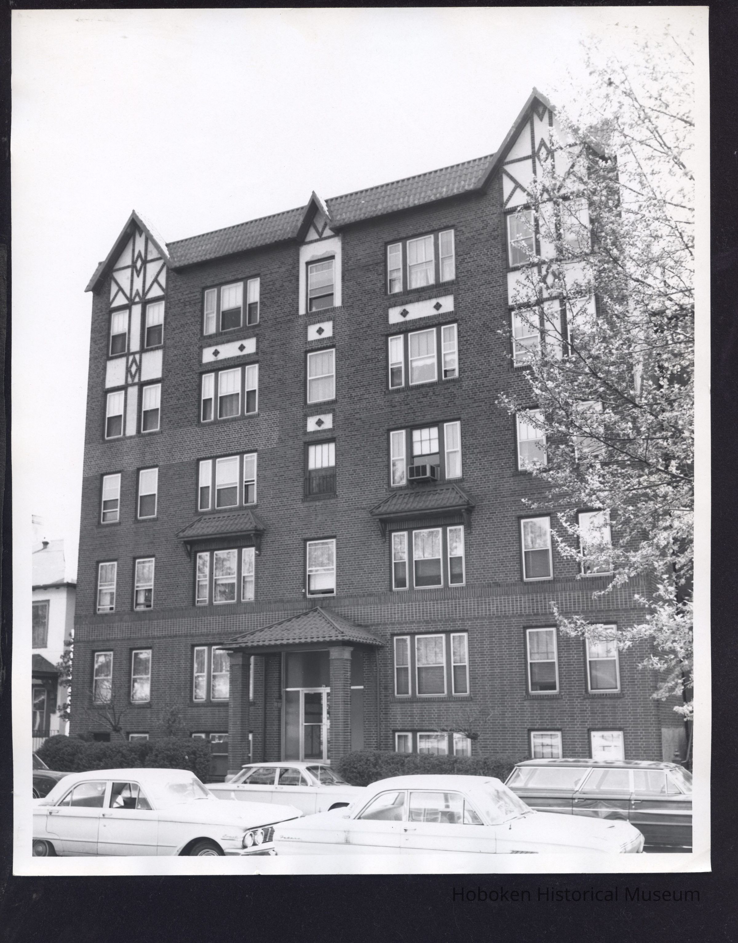 B&W photo of apartment building at 29 Bentley Avenue, Jersey City. picture number 1