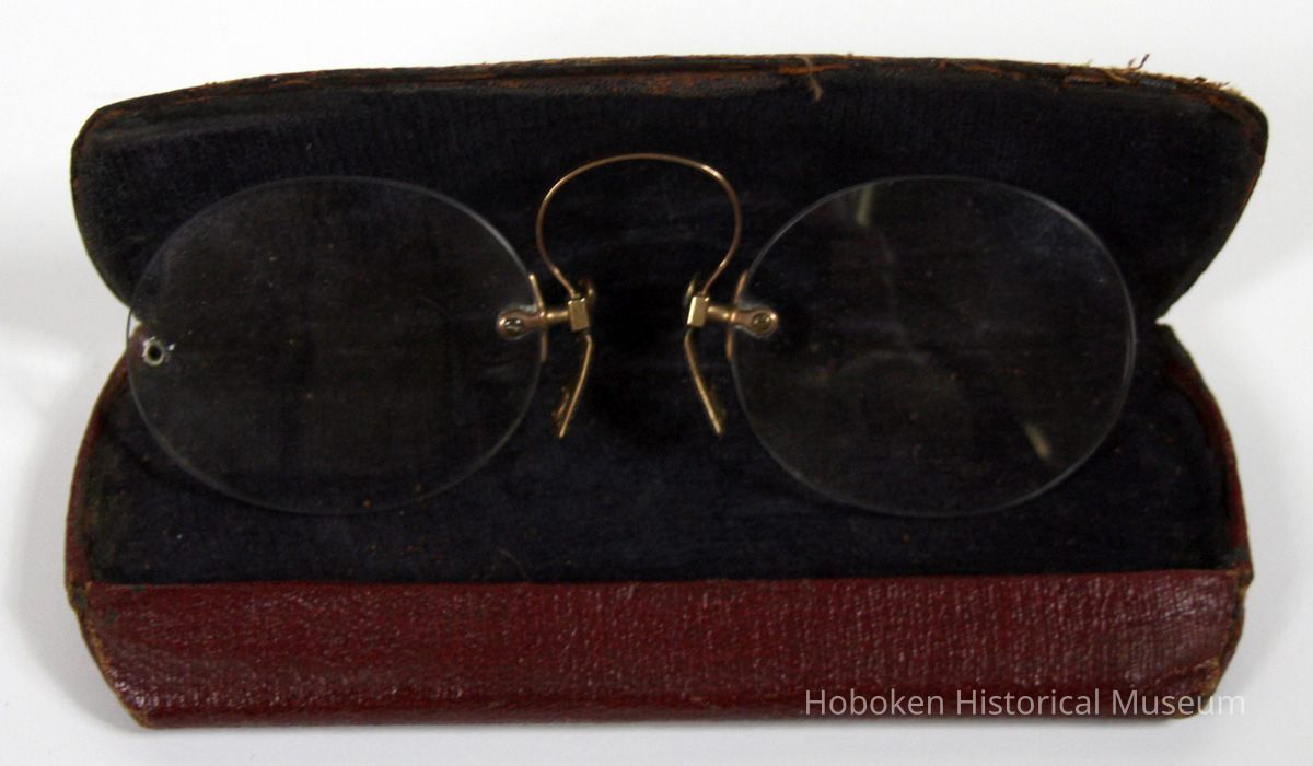 Pair of rimless pince-nez; gold spring bridge with tortoise shell lining for nose pads, ca.1900-1930. picture number 1