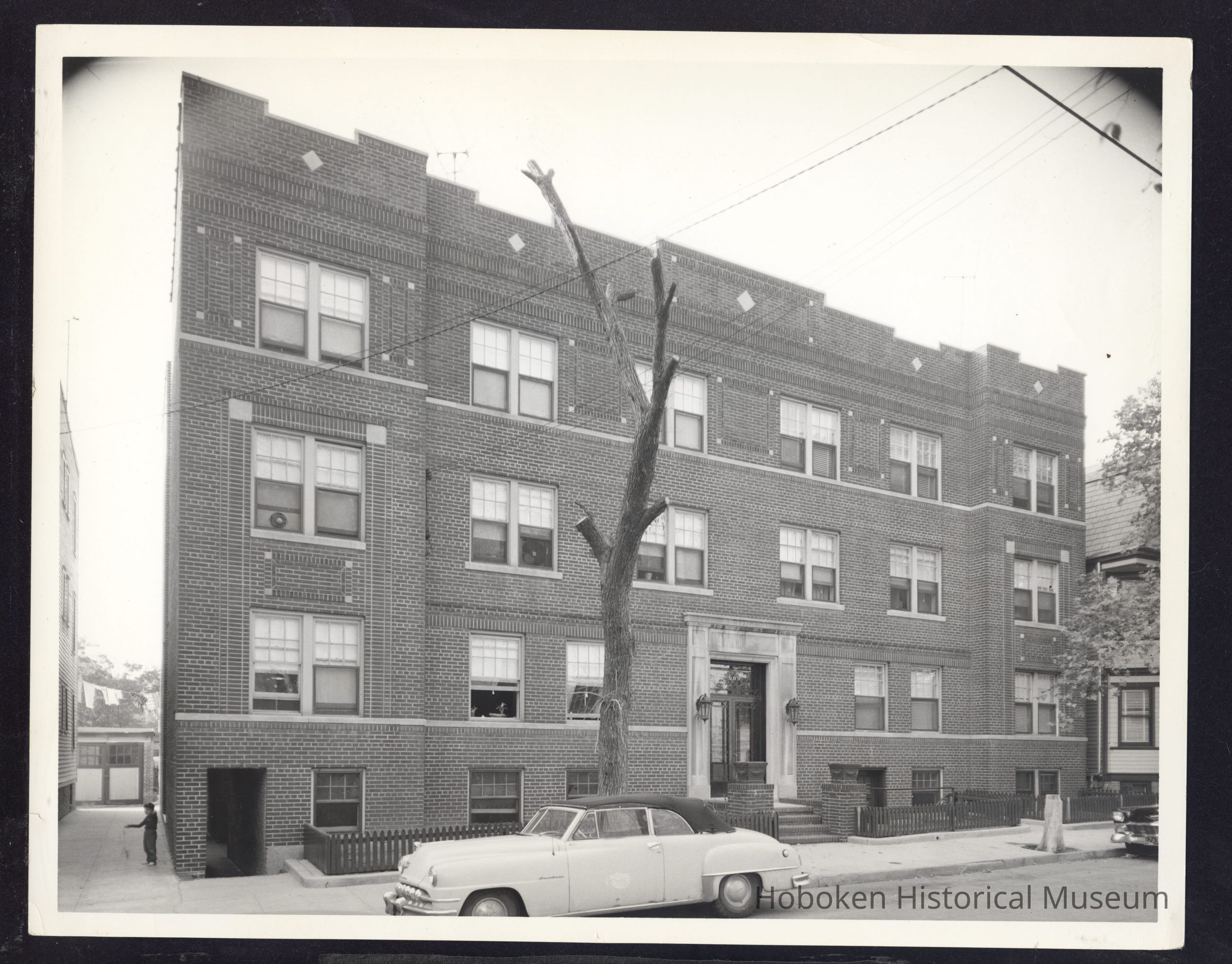 B&W photo of apartment building at 907-911 Hunterdon Street, Newark. picture number 1