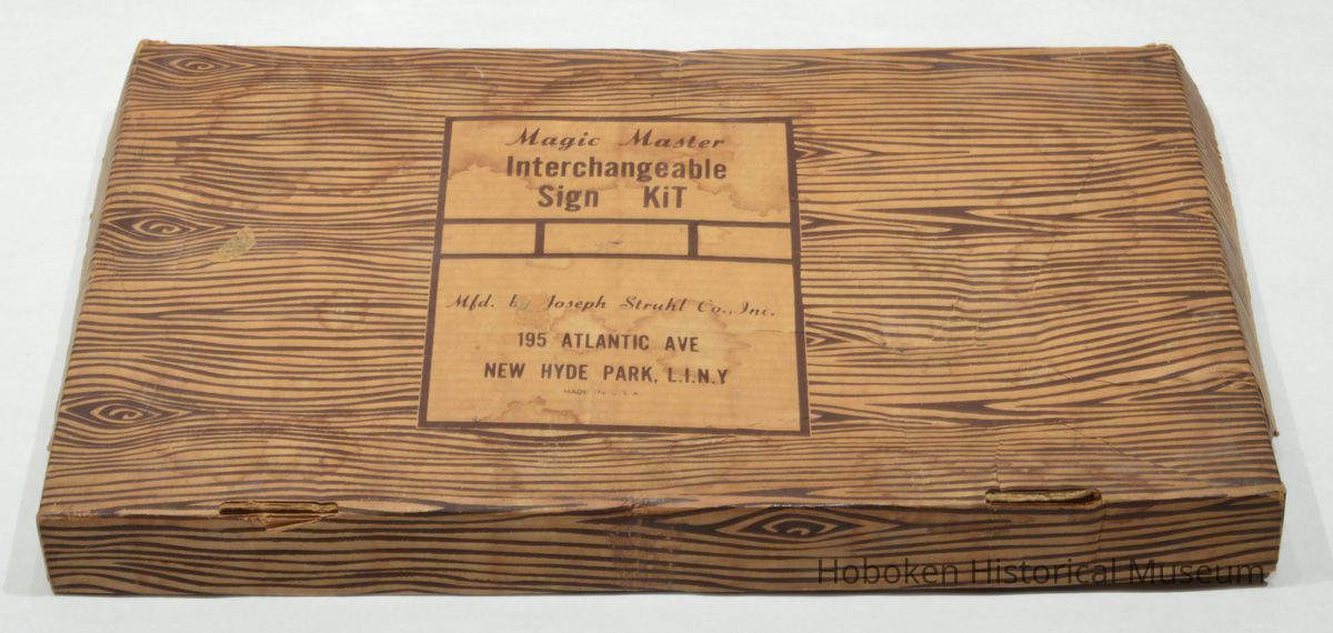 Box exterior: Magic Master Interchangeable Sign Kit.