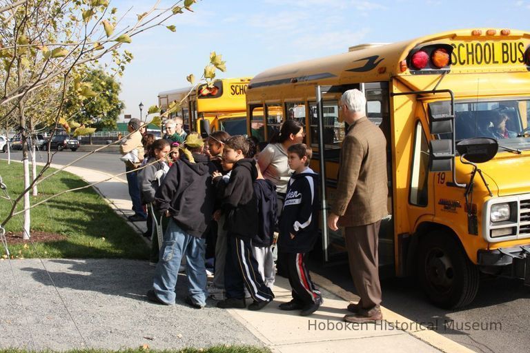 084 school children arriving for ceremony