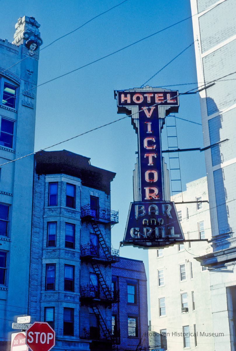 01 Hotel Victor