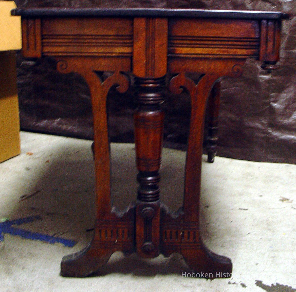 front view, single leg end