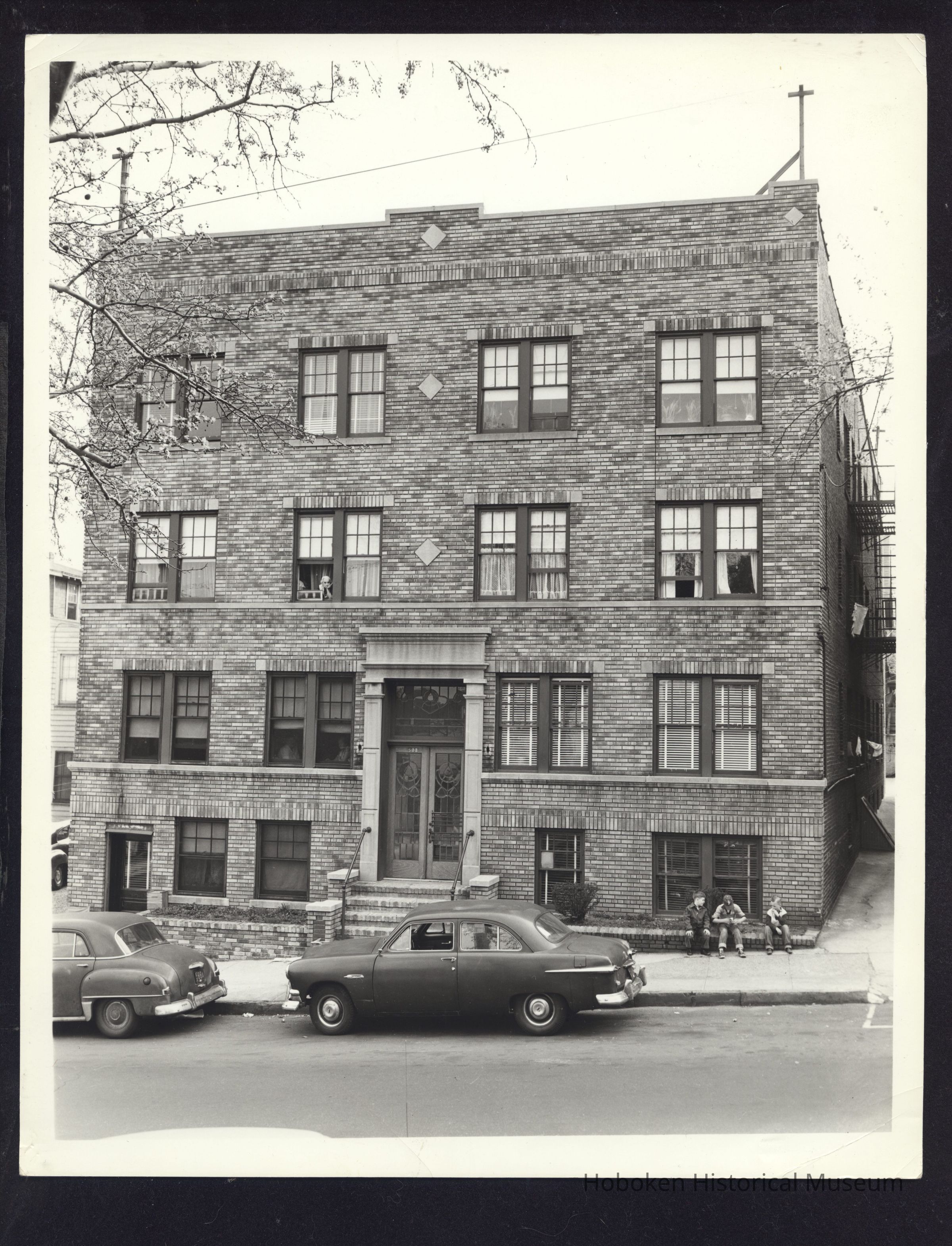 B&W photo of apartment building at 268 Hawthorne Avenue, Newark. picture number 1