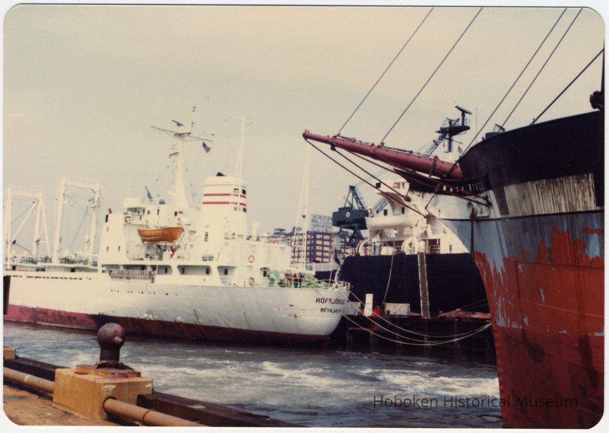 01 Wavertree (right); S.S. Hobsjokull (Reykjavik, Iceland)