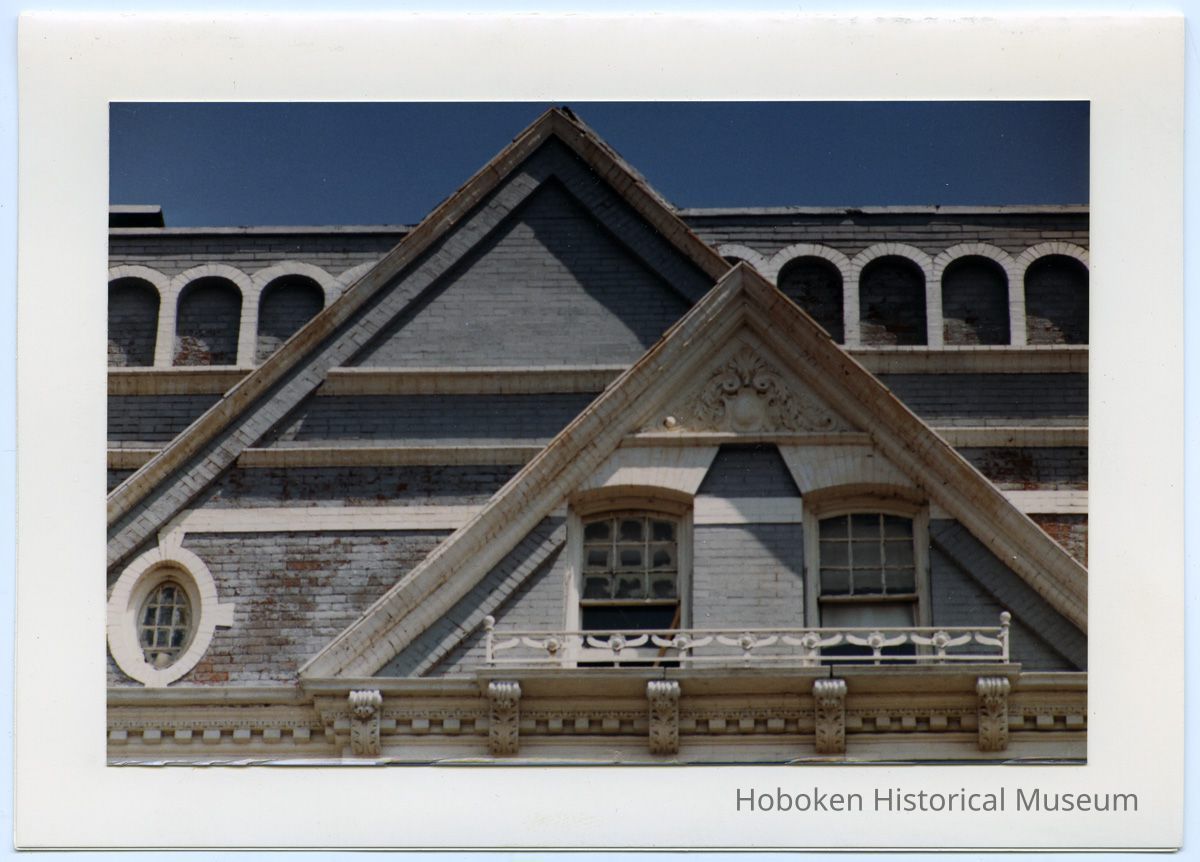 front photo: Hotel Victor