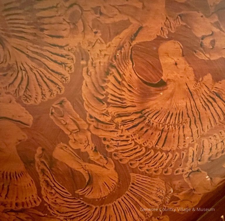 Shell design on inner lid