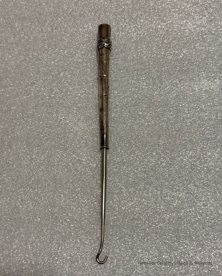 Buttonhook
