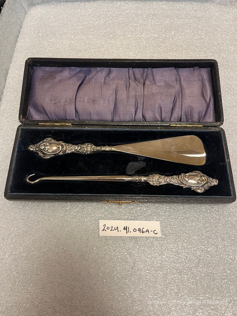 Buttonhook