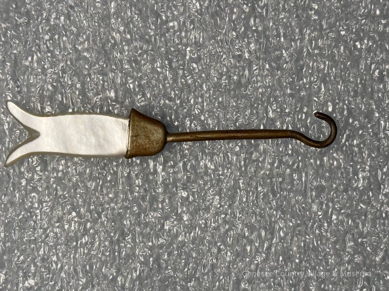 Buttonhook