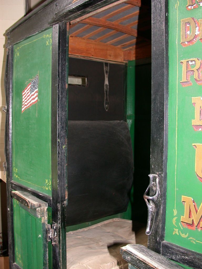 2004.107.1 Mail Wagon, Doors O