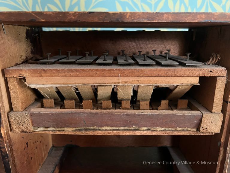 Back of instrument showing the interior xylophone