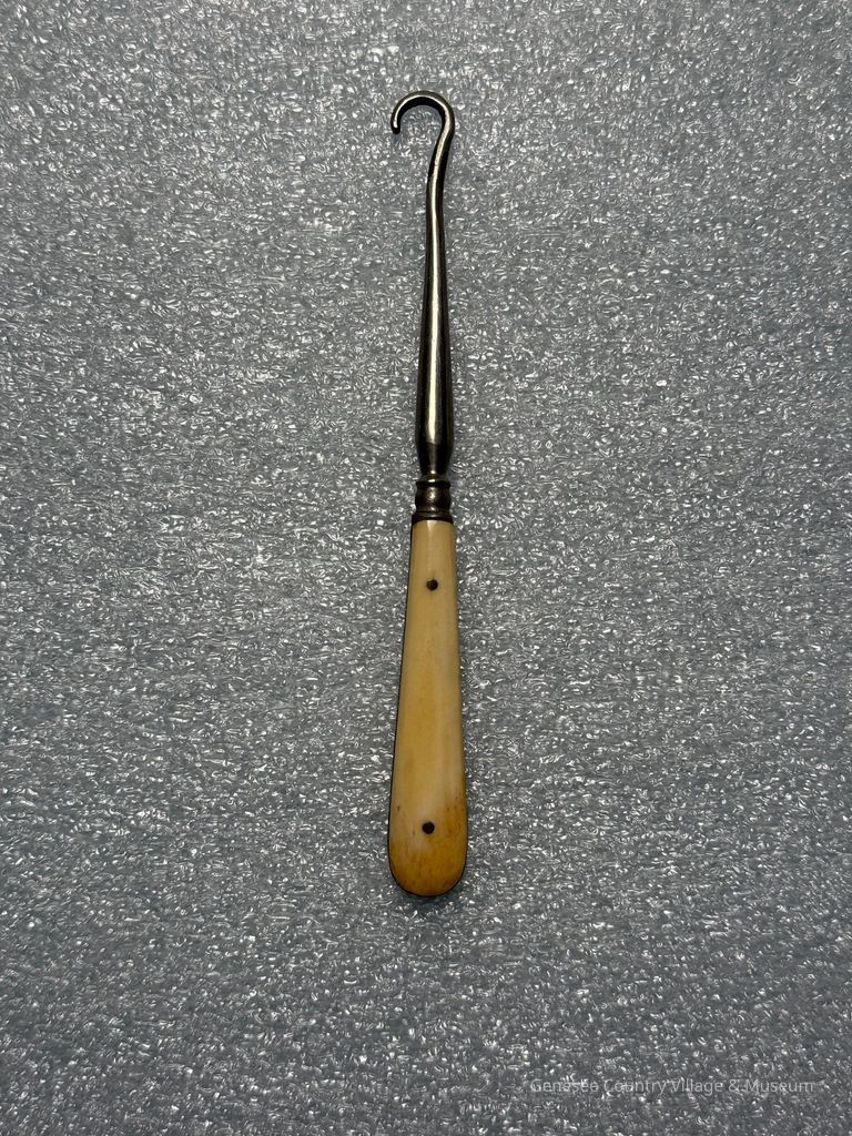 Buttonhook