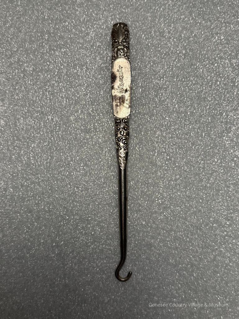 Buttonhook
