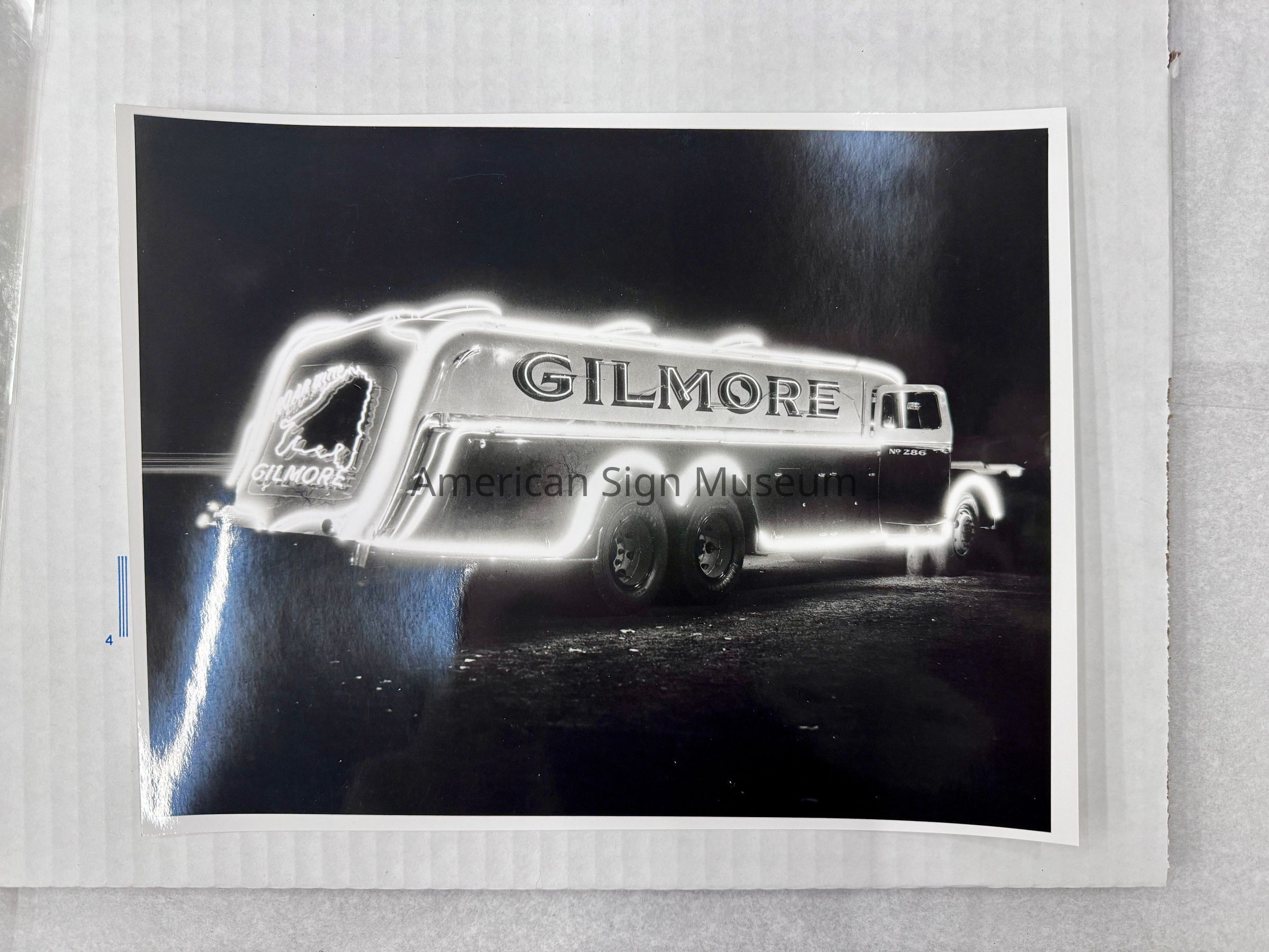 Gilmore Oil Company Neon Truck - Photograph picture number 1