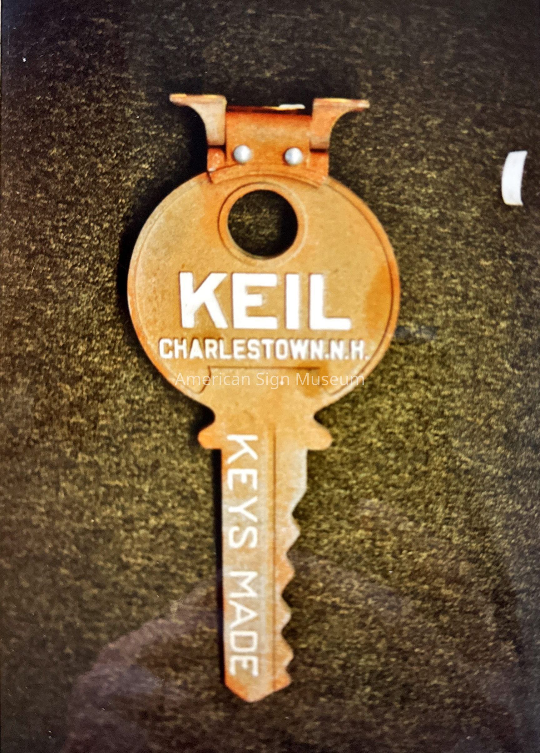 Key-Shaped Metal Trade Sign picture number 1