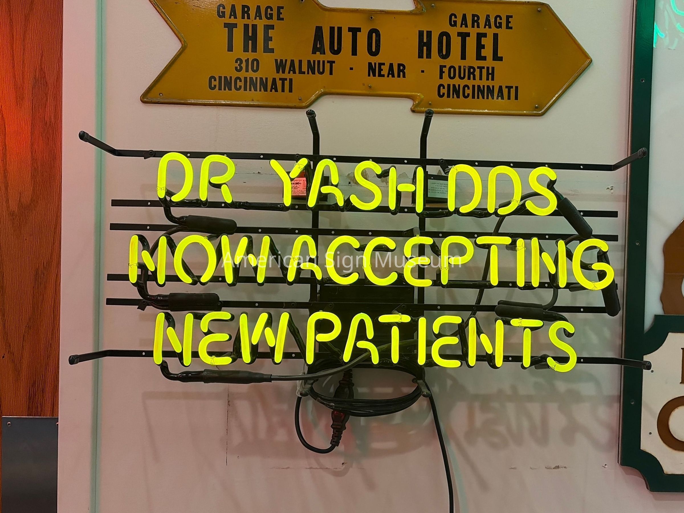Yash Dentist Neon Sign picture number 1