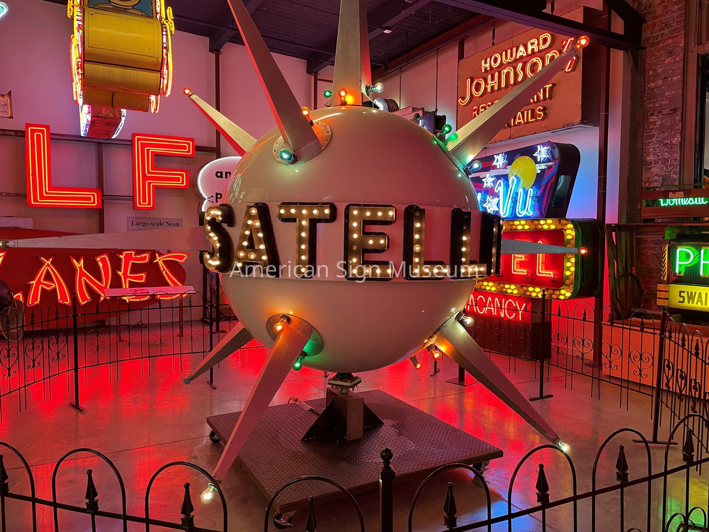 Satellite Shopland Sputnik Sign picture number 1