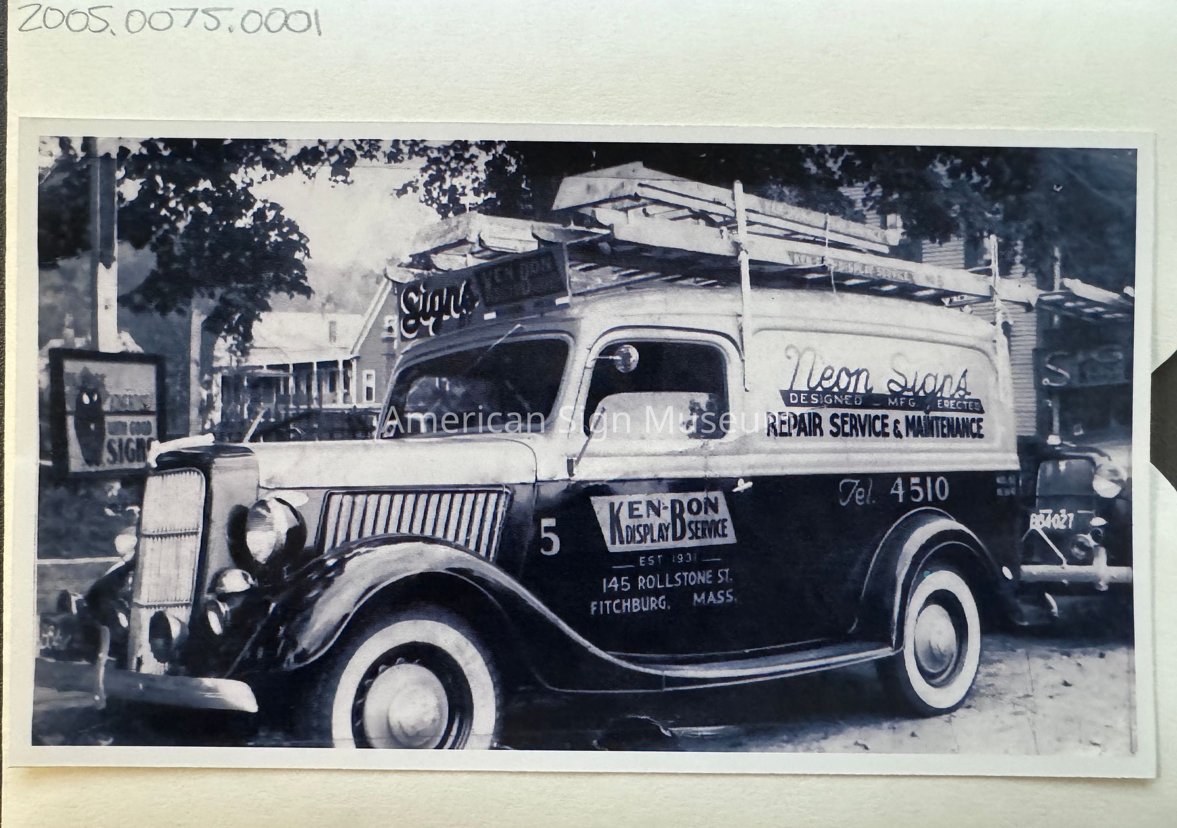 Ken Bon Display Service Truck Photograph picture number 1