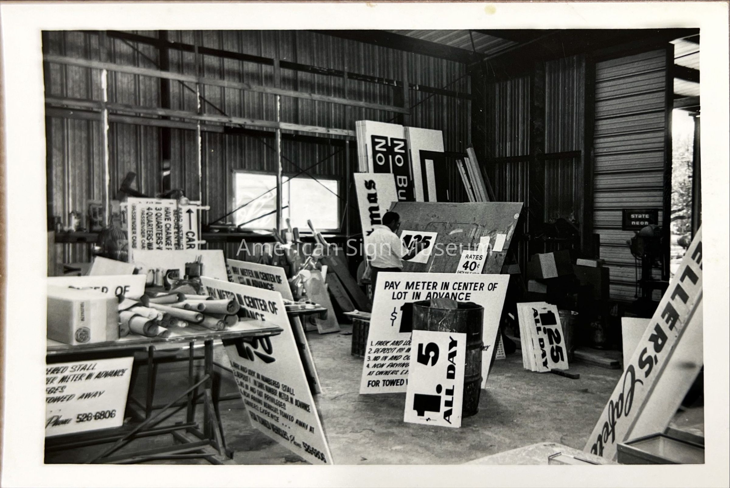 State Neon Texas Neon Sign Co. Interior - Photograph picture number 1