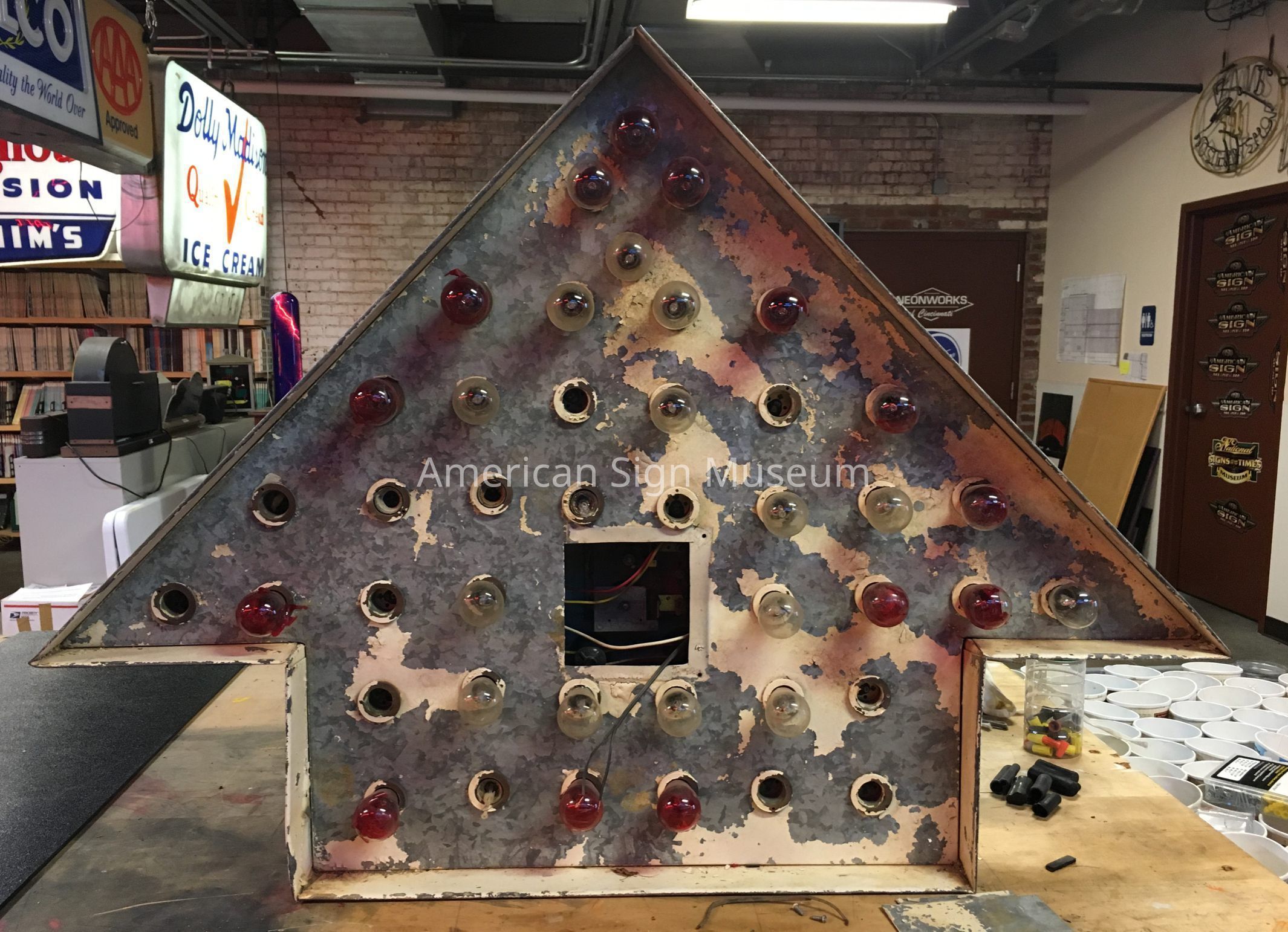 Flashing Lightbulbs Arrow Sign picture number 1