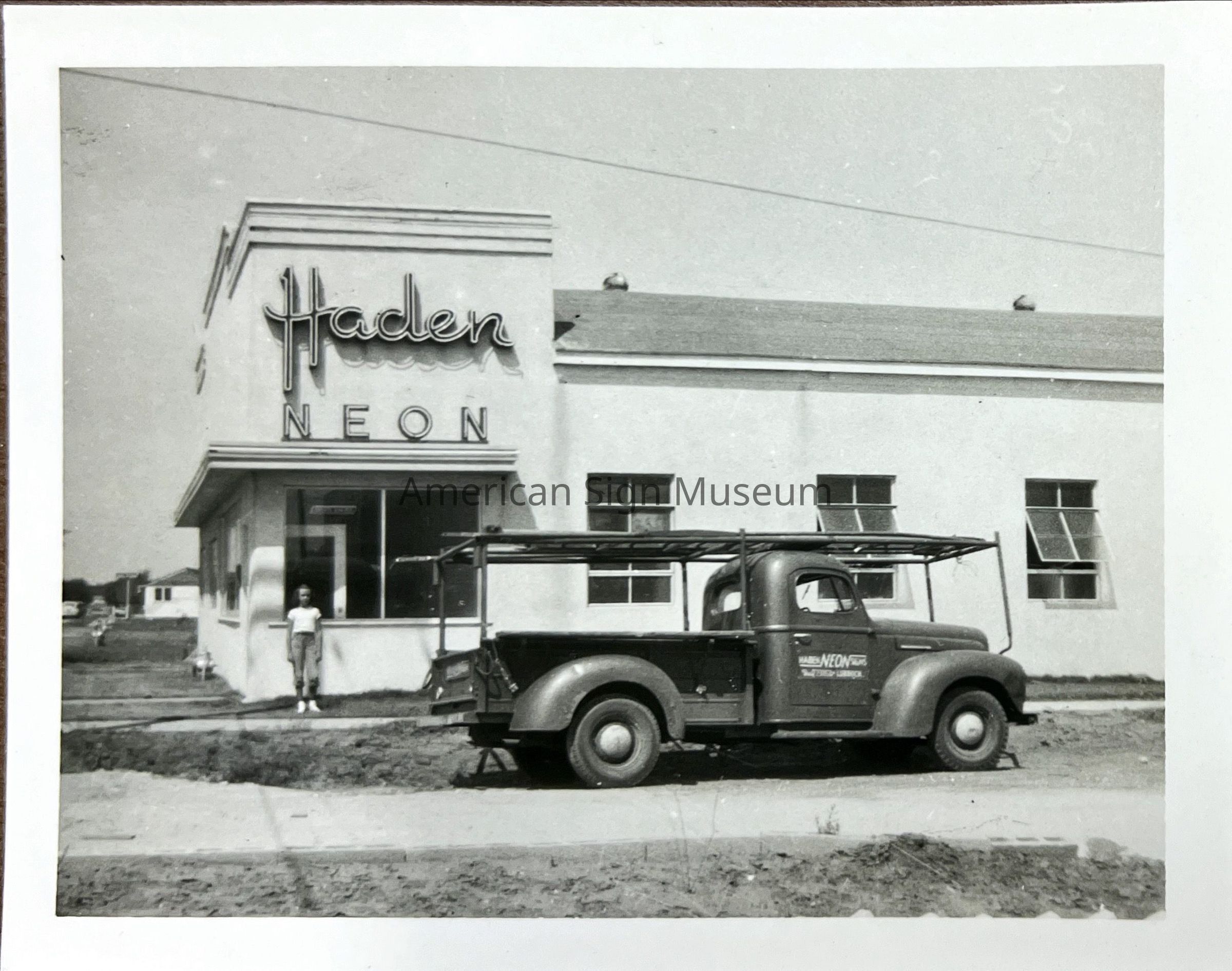 Haden Neon Company Exterior - Photograph picture number 1