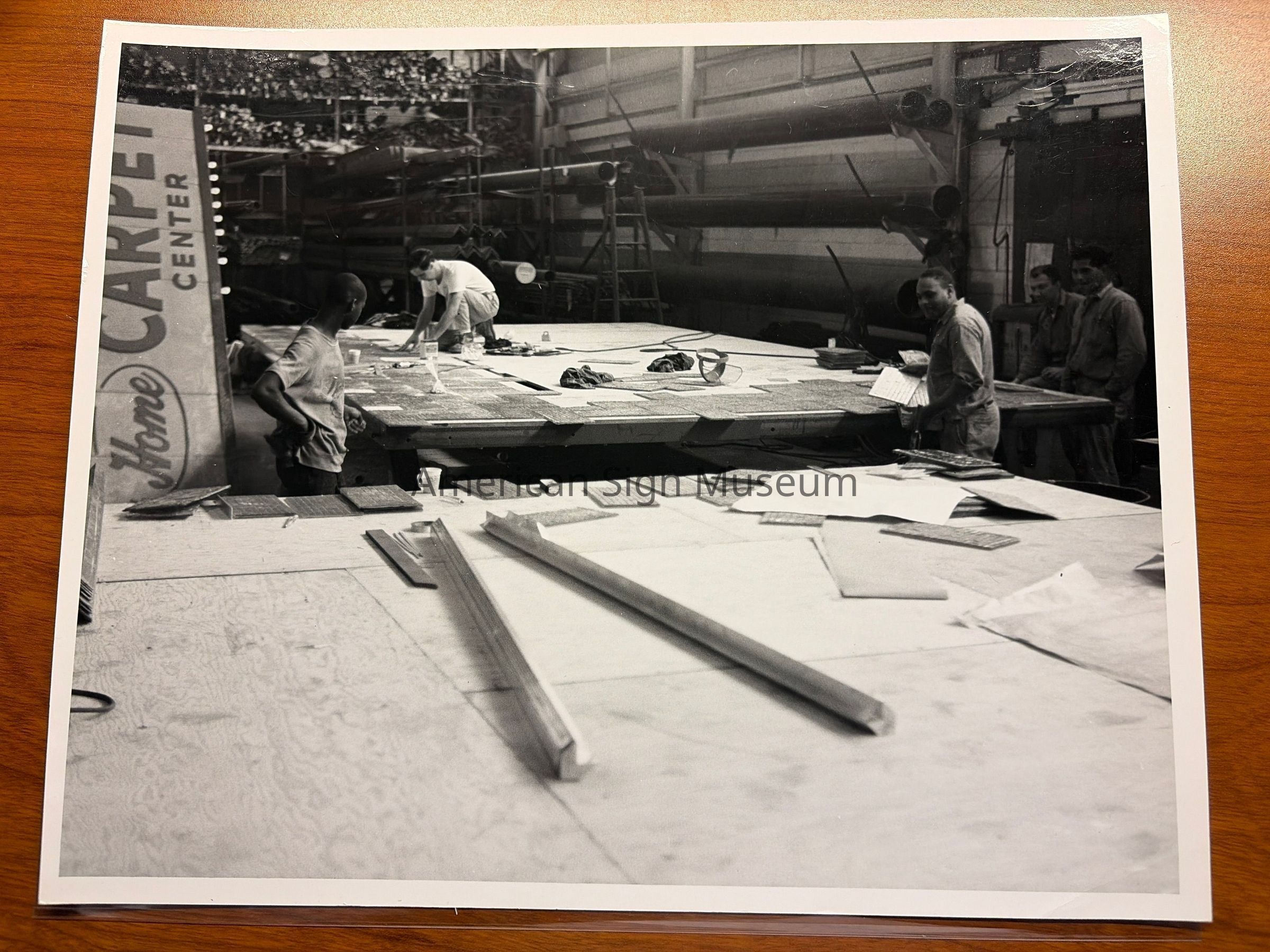 White Way Sign Assembly of Wall for Mailing Shoes Photograph picture number 1
