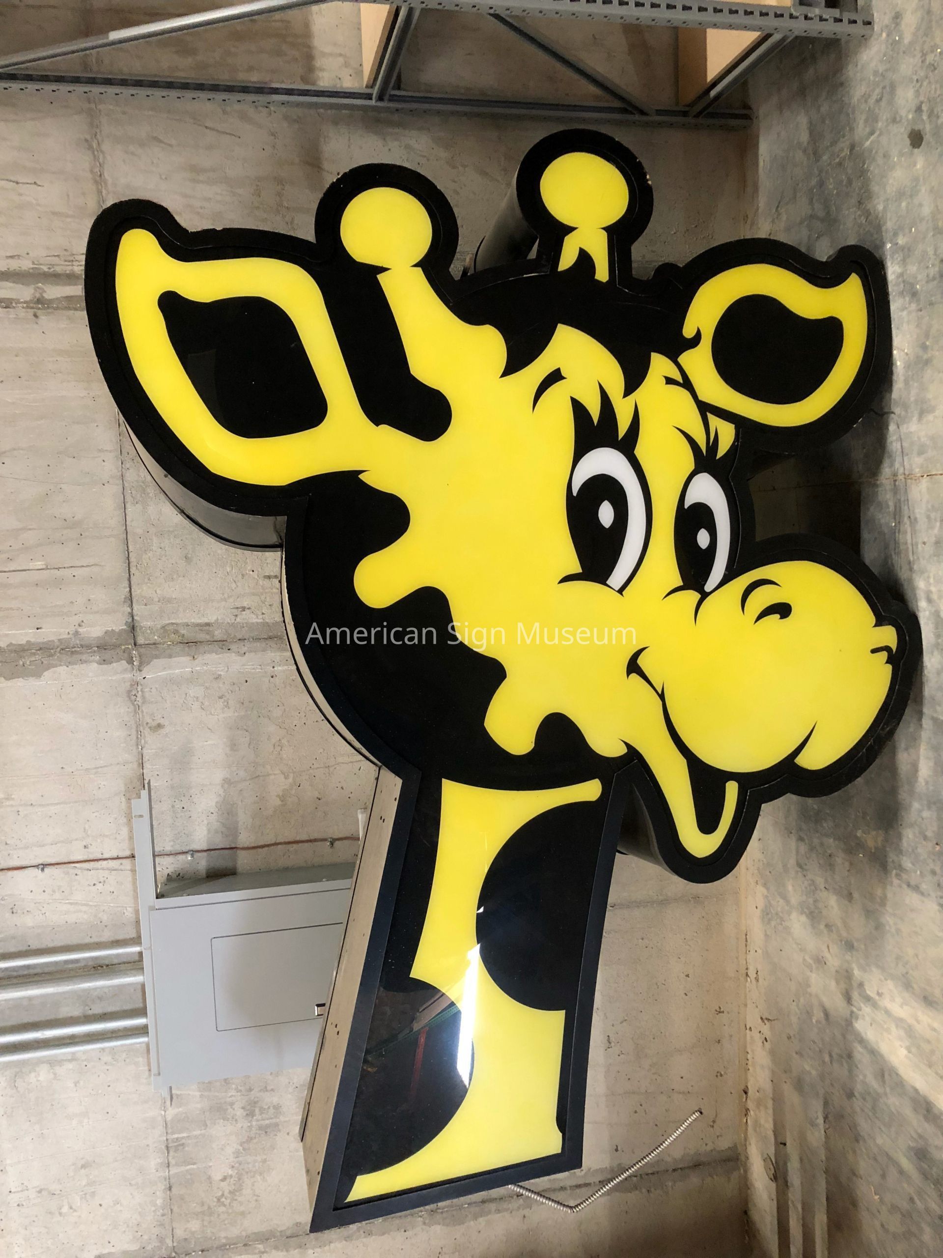 Geoffrey the Giraffe Sign picture number 1