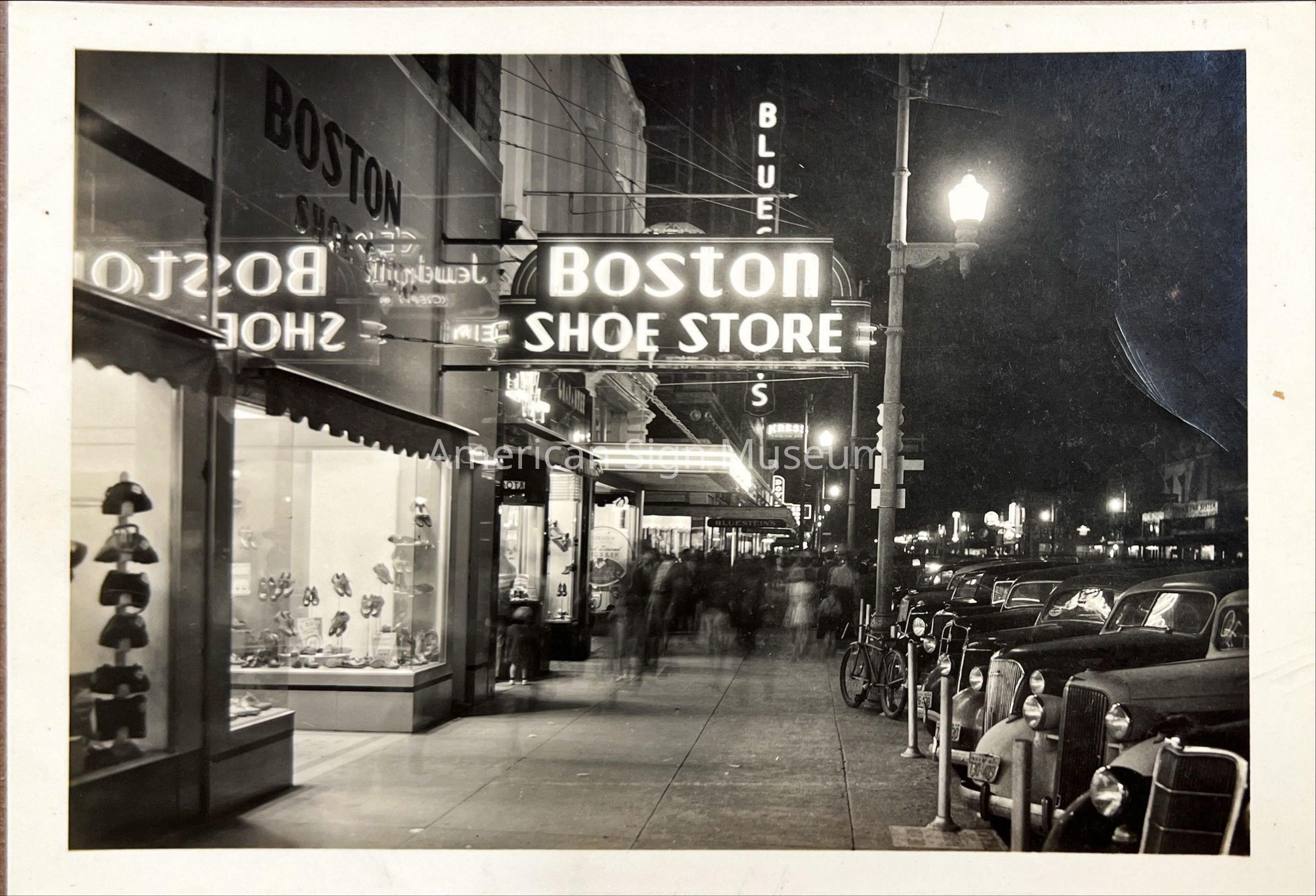 Boston Shoe Store Early Neon Sign at Night - Photograph picture number 1