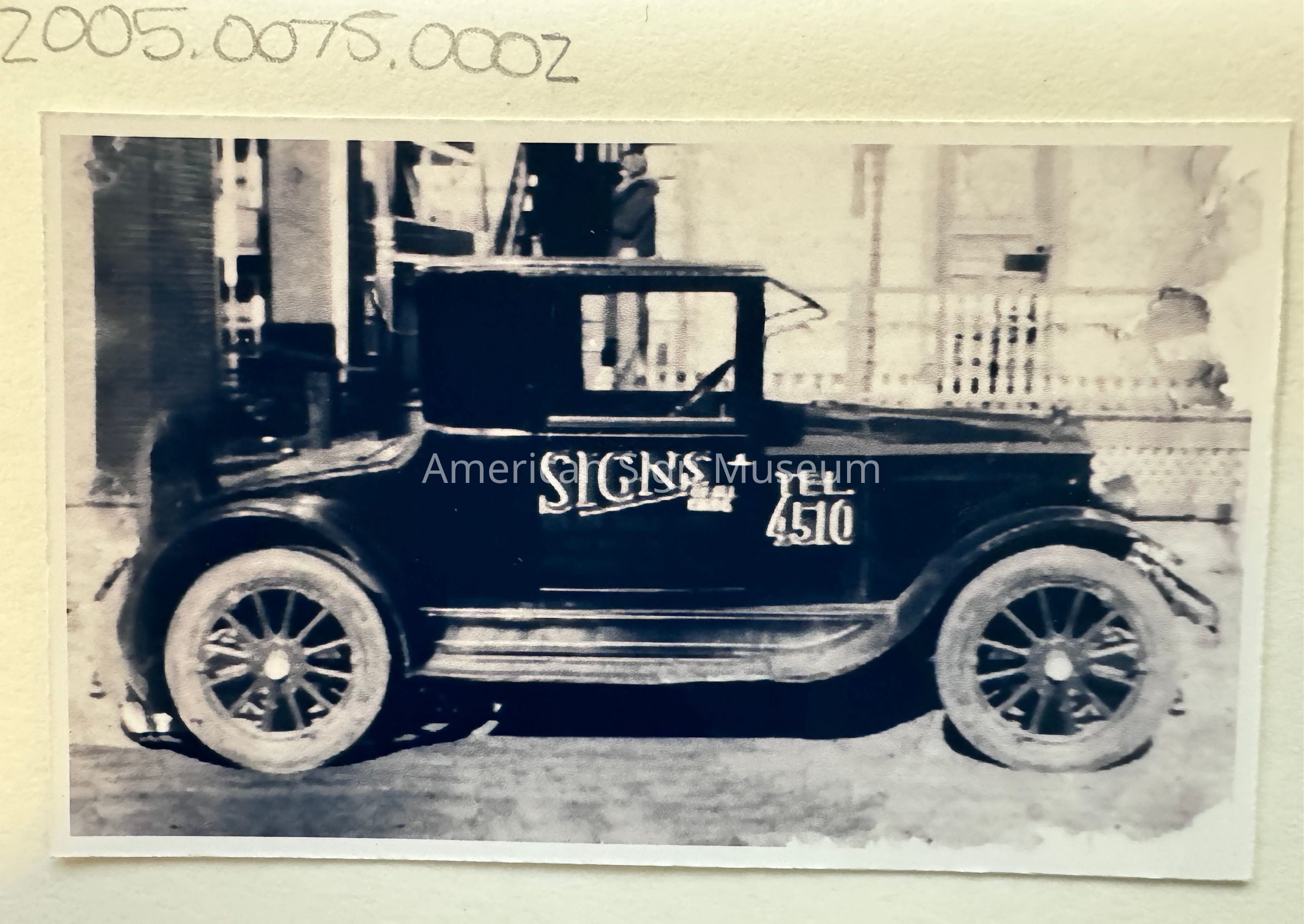 Ken Bon Display Service Truck Photograph picture number 1