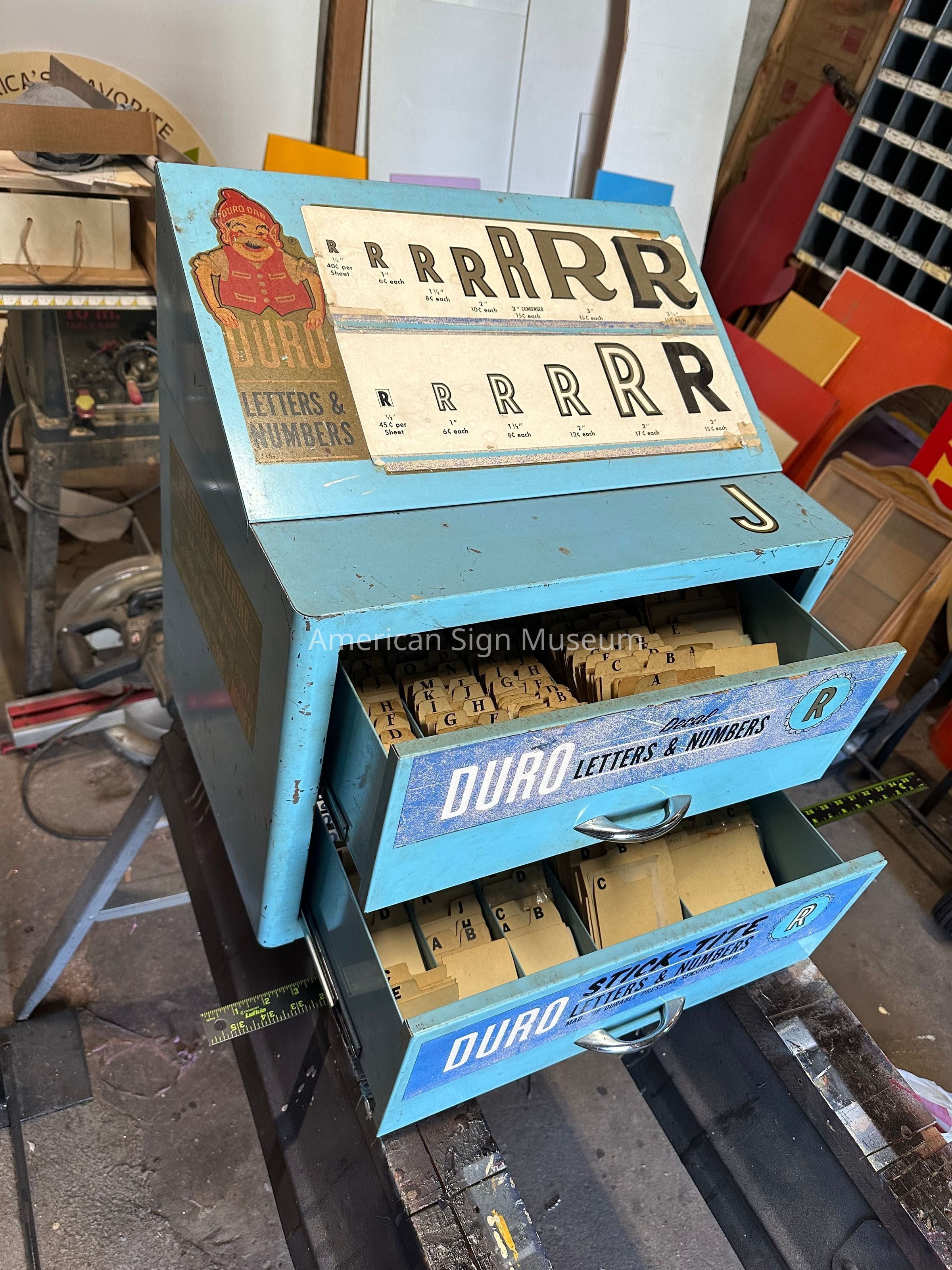 Duro Letter Point-of-purchase Display picture number 1