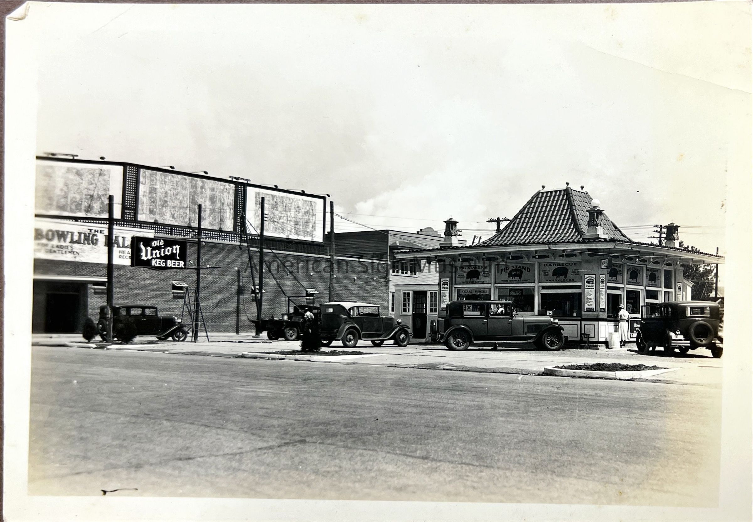 Old Union Keg Beer Early Neon Sign & Pig Stand Restaurant - Photograph picture number 1