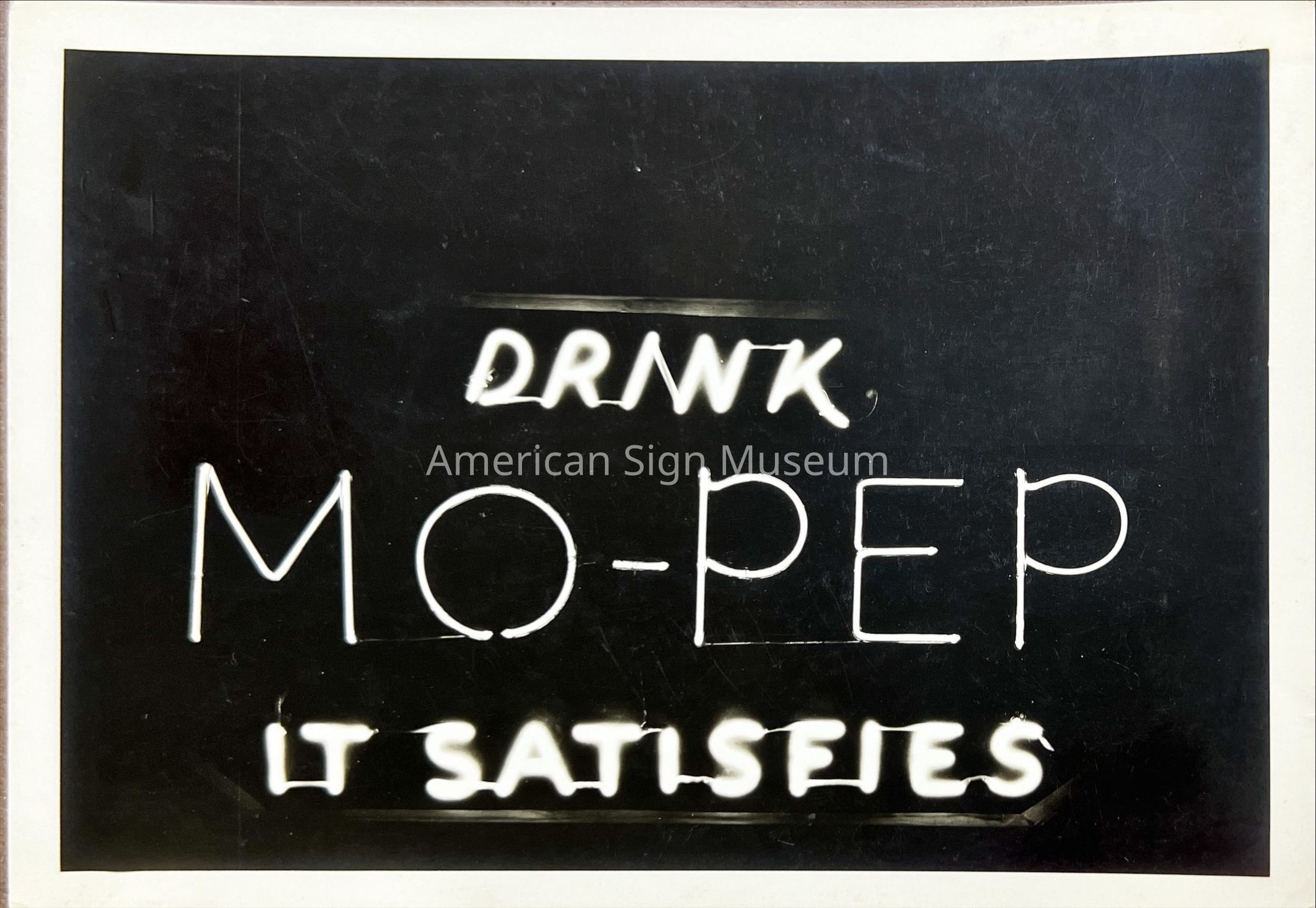 Drink Mo-Pep Early Neon Sign at Night - Photograph picture number 1