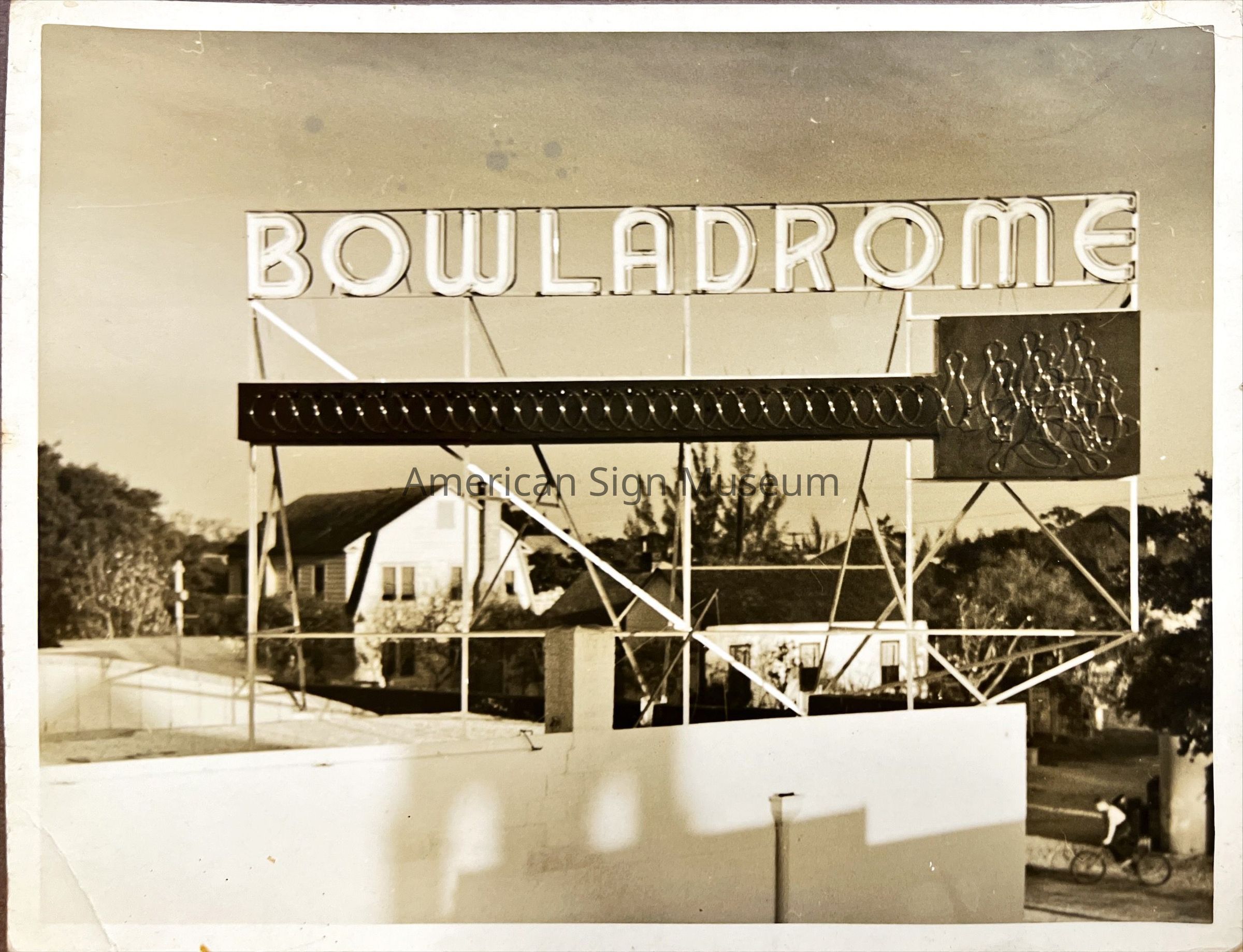 Bowladrome Early Neon Sign - Photograph picture number 1
