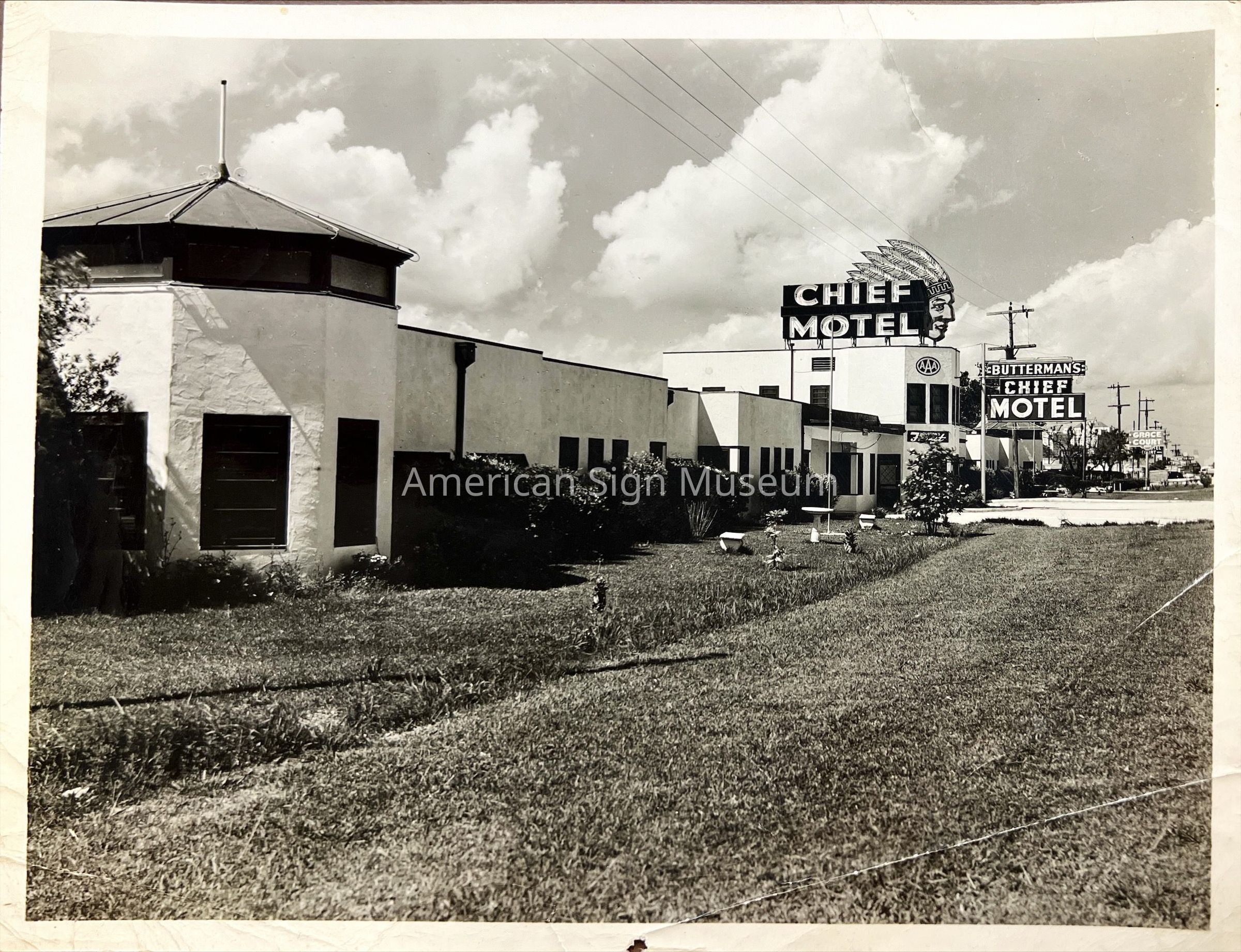 Butterman's Chief Motel Neon Sign - Photograph picture number 1