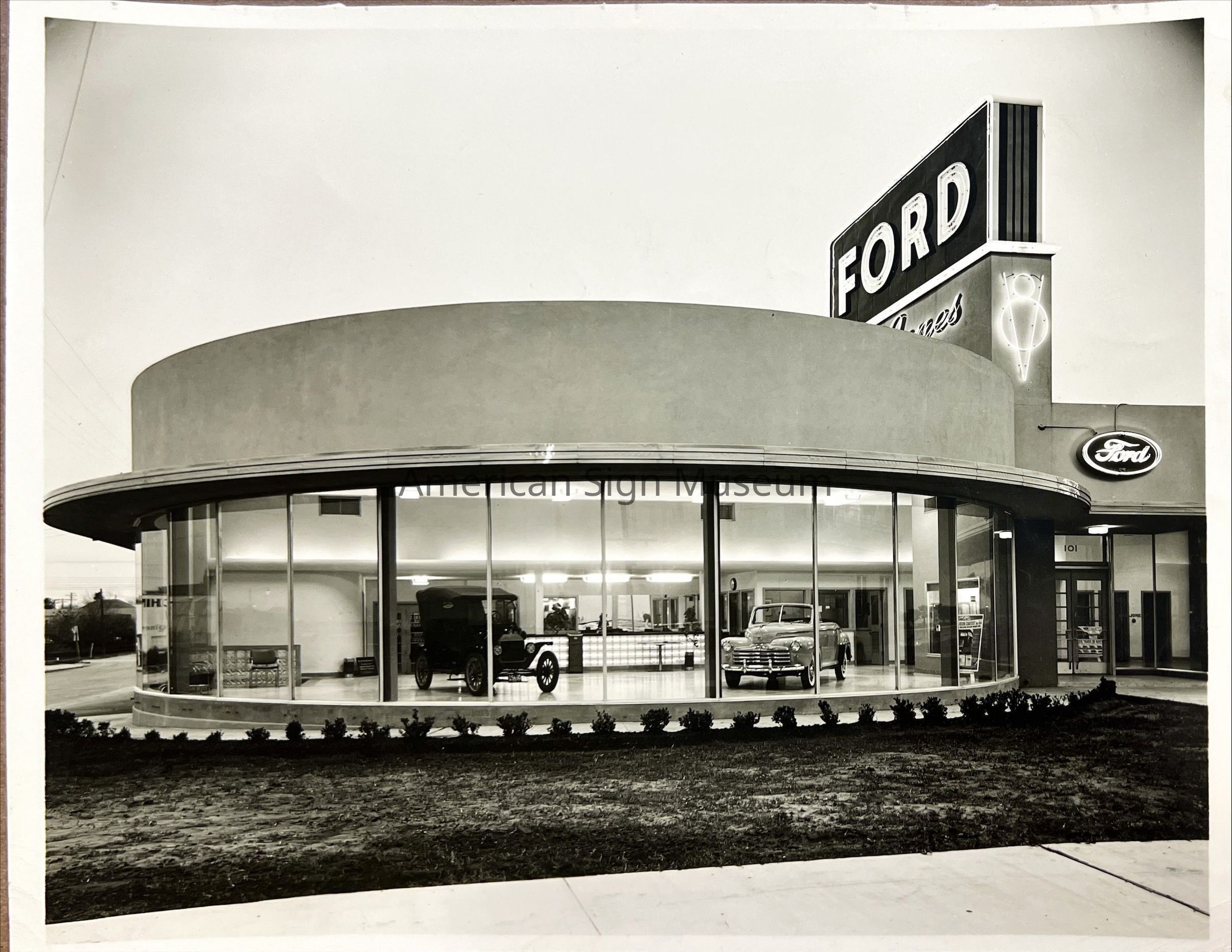Ford Motor Co. Showroom & Sign - Photograph picture number 1