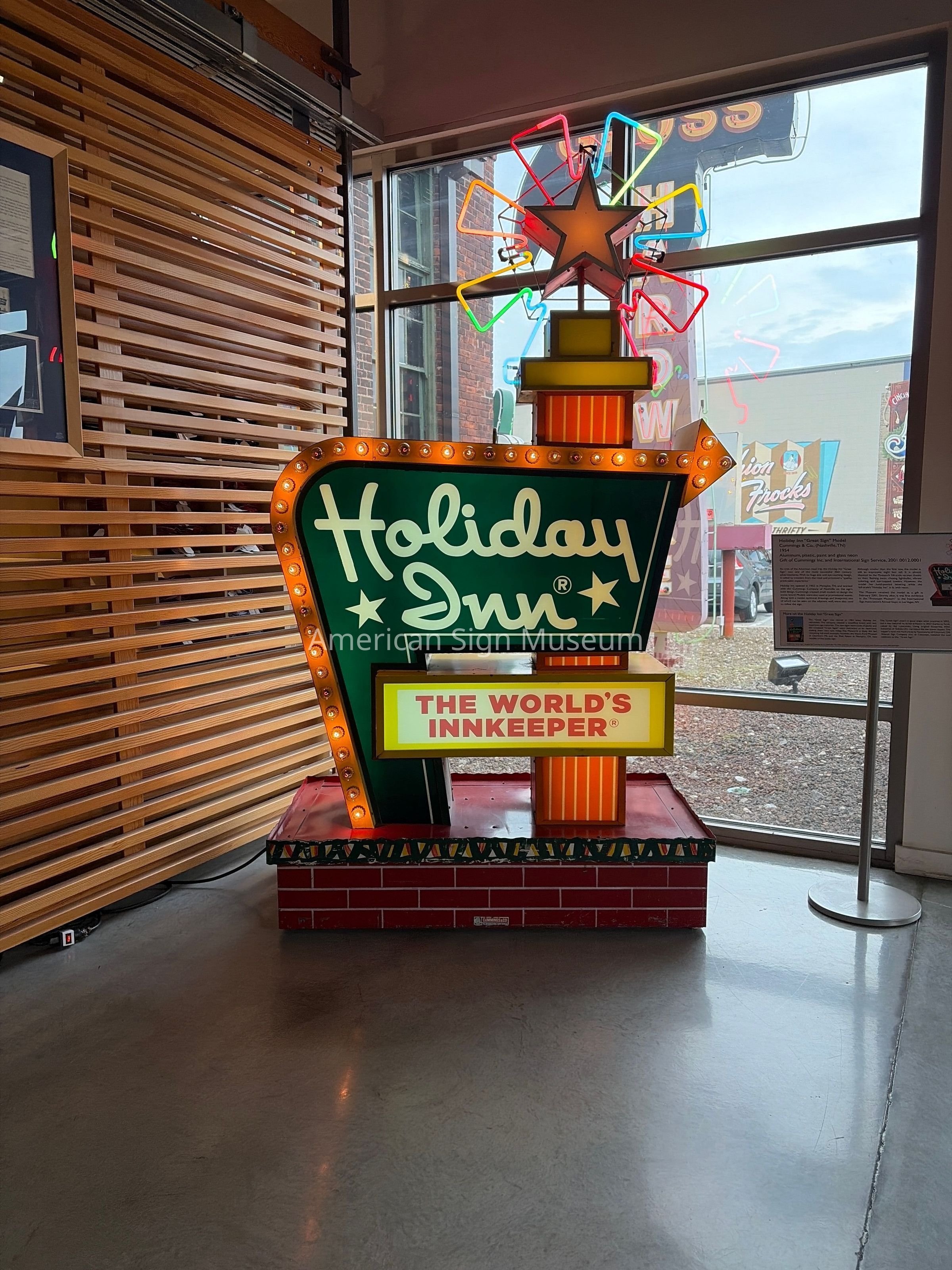 Holiday Inn Great Sign Scale Model picture number 1
