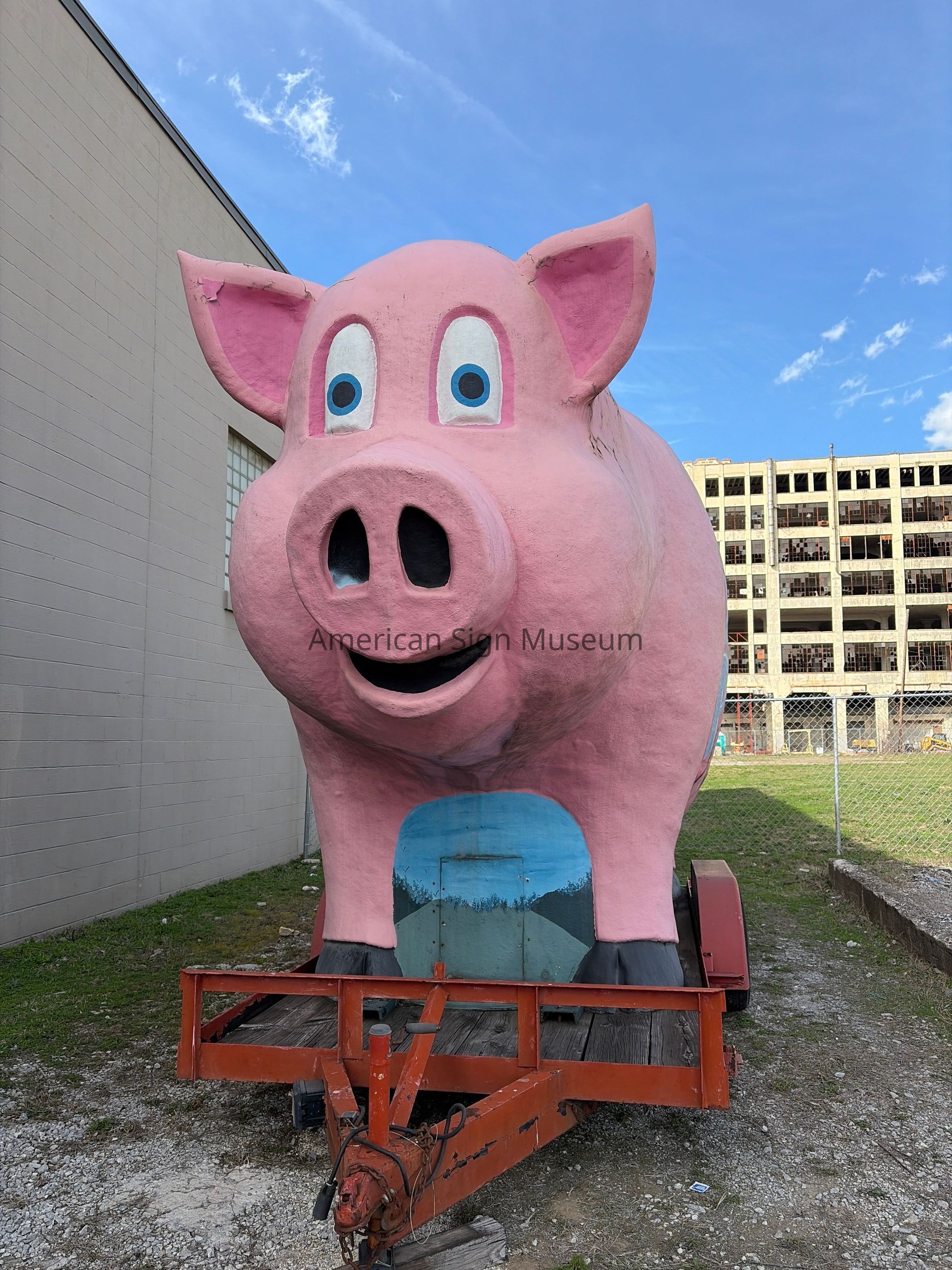 Kahnie Fiberglass Pig Mascot picture number 1