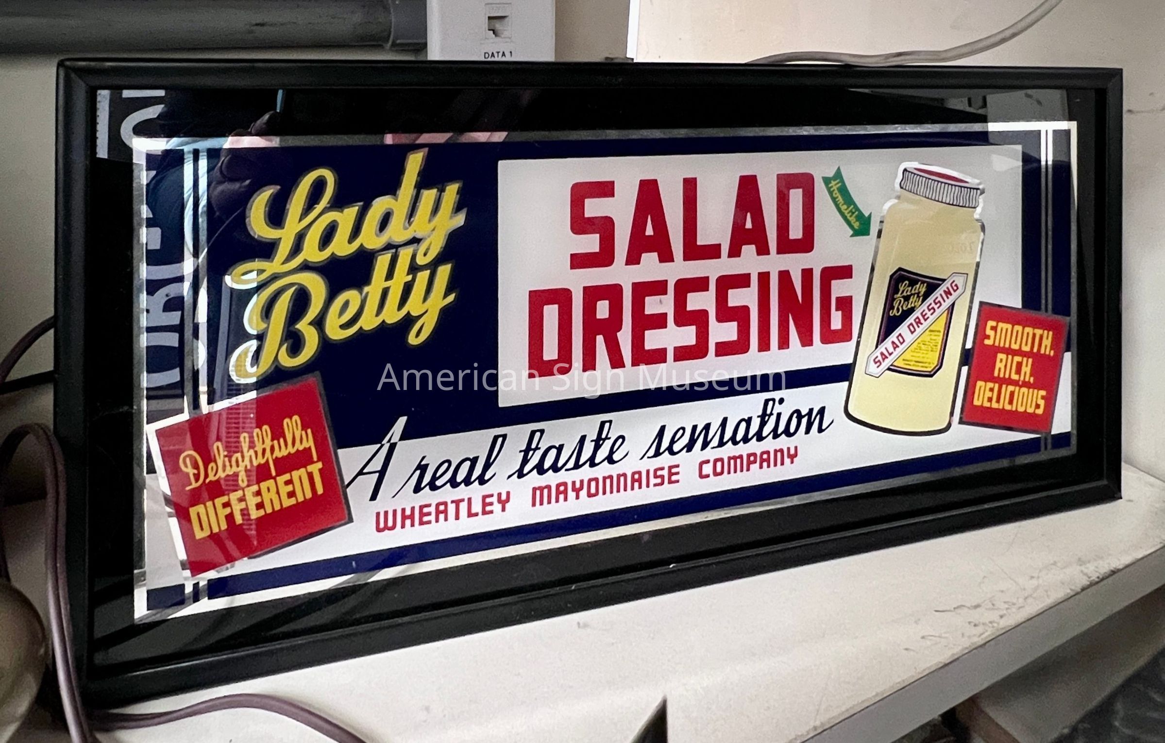 Lady Betty Dressing Illuminated Sign picture number 1