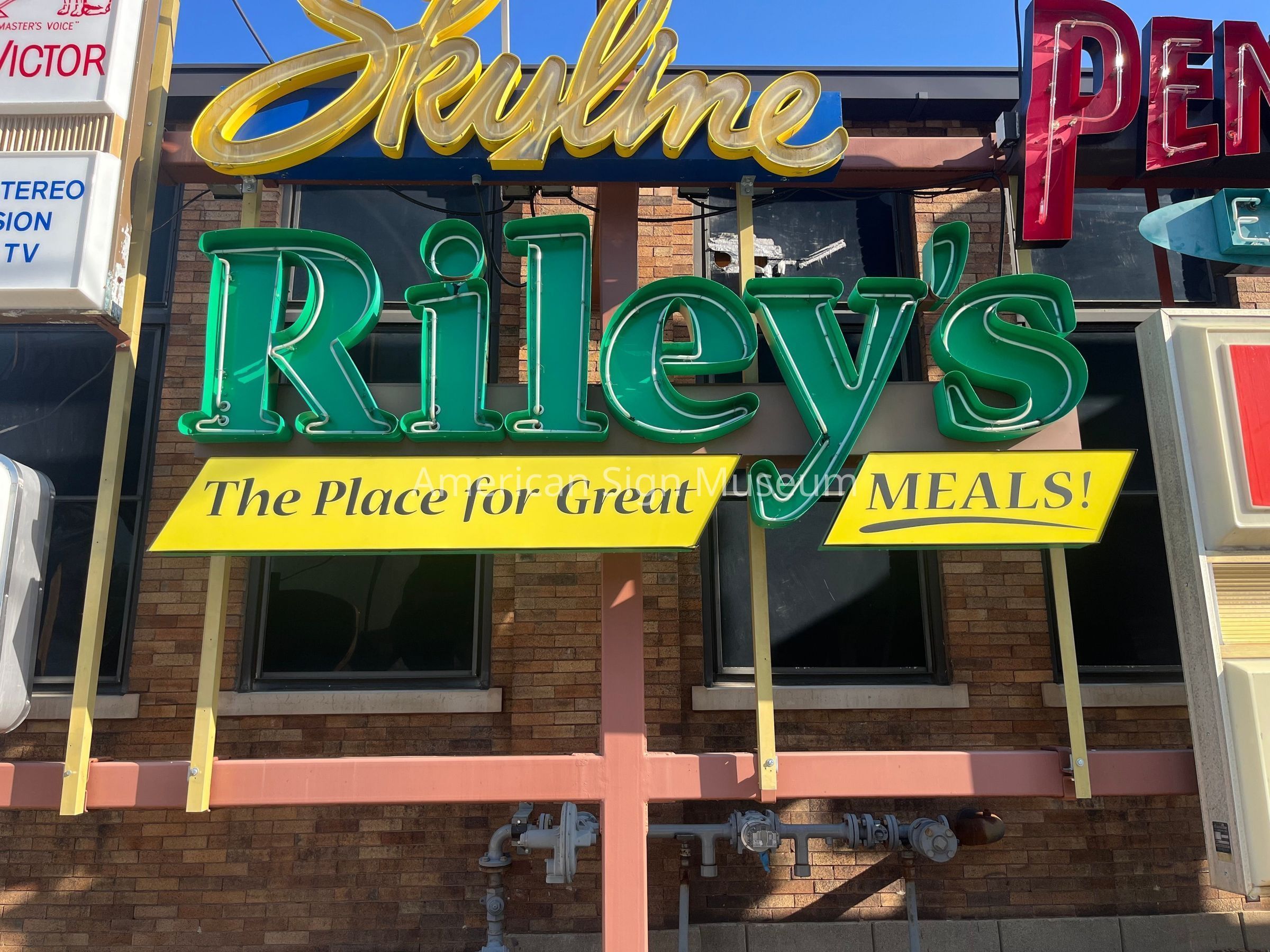 Riley's Restaurant Neon Sign picture number 1