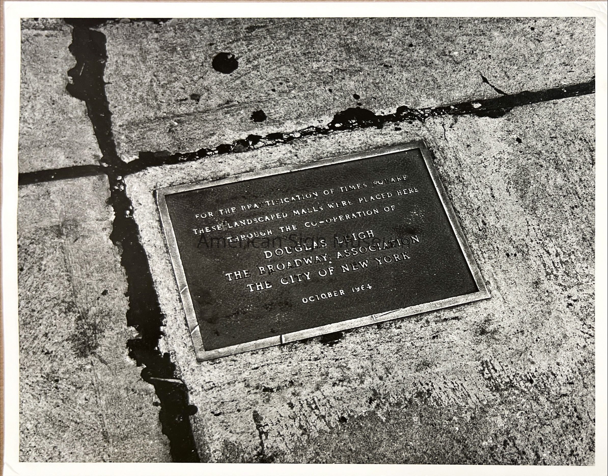 Douglas Leigh Plaque - Photograph picture number 1